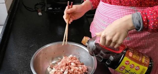 韭菜包子好吃有秘诀,调馅时加点它,营养解馋,吃起来特别香!