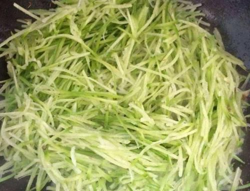 我家萝卜从不炒着吃，放几个大虾，又鲜又香，出锅汤汁一滴不剩