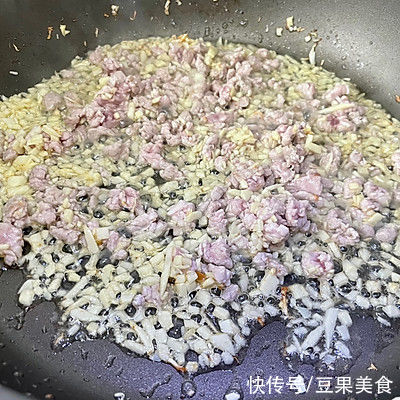 咸菜|#一口新年味，全家享佳味#一上桌就秒光的春卷（咸菜春卷）