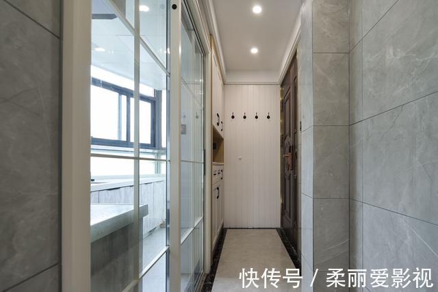 客厅|86㎡挤出三房，还有衣帽间！客厅贴满瓷砖，完工后很大气