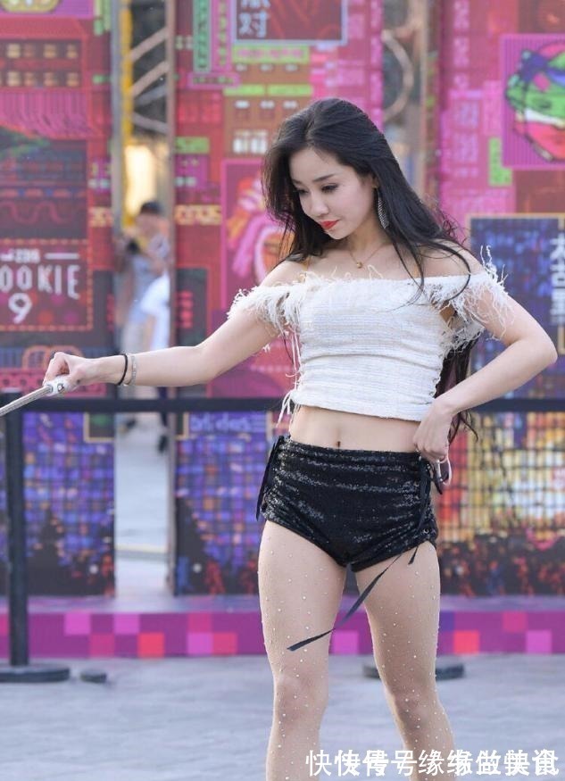 一字肩 白色一字肩上衣搭配超短裤,妩媚又迷人,轻松变身街头美少女!