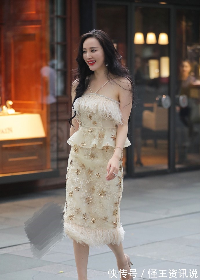 穿衣风格 姐姐穿衣风格真大胆,一件个性又复古的套裙,营造贵妇的气质!