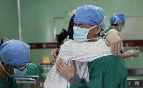 媳妇|“最怂丈夫”走红,陪产时紧闭双眼碎碎念,媳妇:生完孩子就揍你