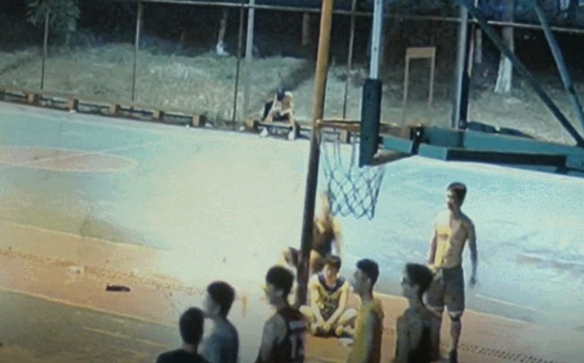 郑博文|一小伙篮球场上突然倒地，呼吸全无！生死瞬间，95后小伙冲了上来