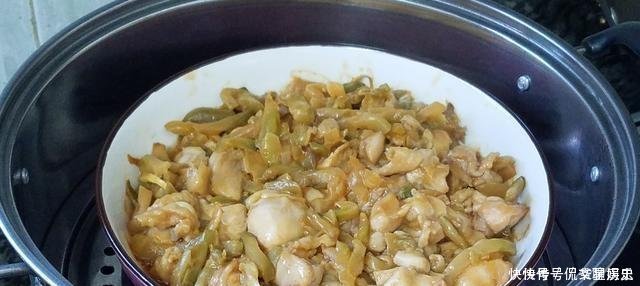 我家鸡腿从不红烧、加2包榨菜、不加一滴水,上桌就被吃光光