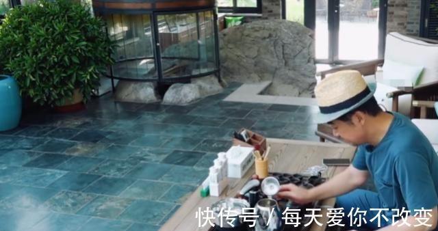 喝茶|张国立想喝茶却不会用热水壶，有谁注意他的表情？网友：他太难了