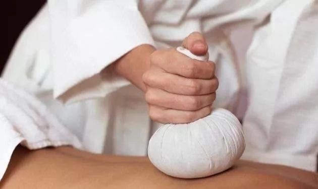 这个黑膏药专治腰间盘突出,爸爸用它,20多年的腰腿疼竟然好了