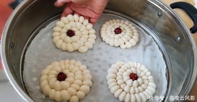 漂亮馒头的做法,筷子一压在一卷,香甜松软,比做普通馒头还简单