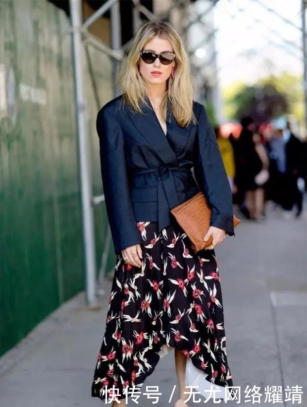 碎花|“百褶裙”不受宠了,今年开始流行“奶奶裙”,青春减龄有气质