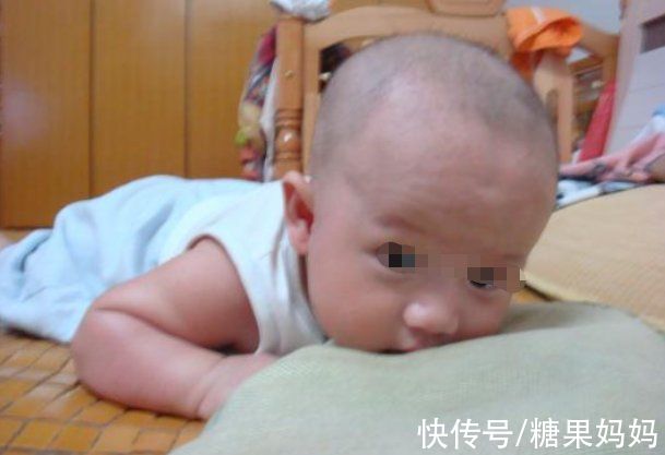 宝妈|反复“揪袜子”的快乐，小宝宝有更深的体会，新手爸妈别嫌烦哦