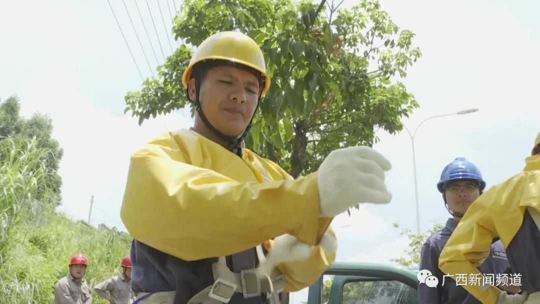 孙佰岐|头顶烈日，他们在一万伏高压线上“跳舞”