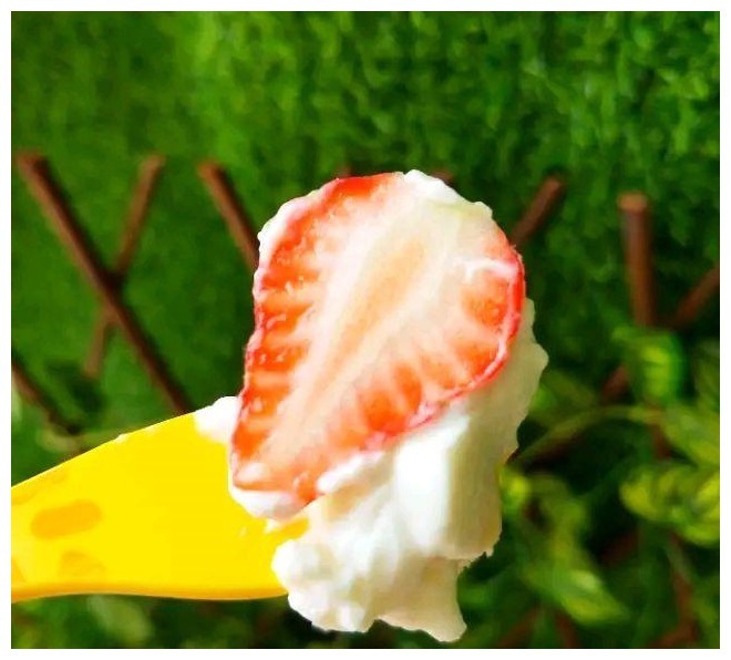 小孩嘴馋想吃蛋糕，没有淡奶油，妈妈用这个方法，酸酸甜甜更美味