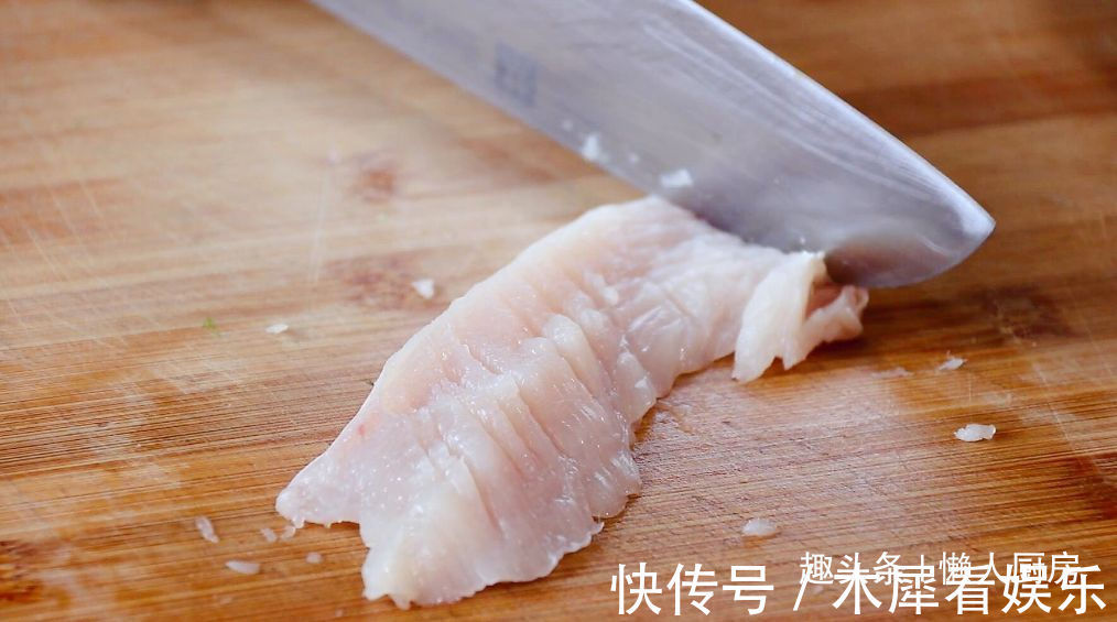 鸡胸肉直接水煮,吃起来肉质柴,教你香煎鸡胸肉的做法,嫩滑多汁