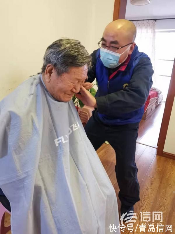 社区|信新相映走进辽阳西路社区 志愿者上门为八旬老太理发