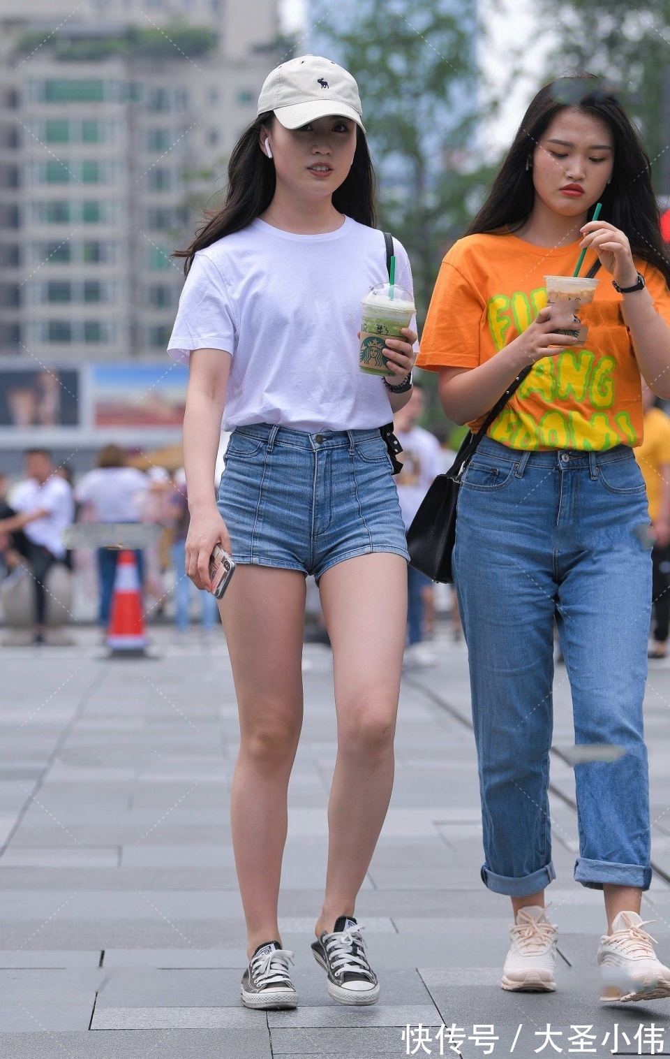 街拍|美女街拍:小姐姐微胖的身材,在撩头发的那一刻,深深地吸引了我