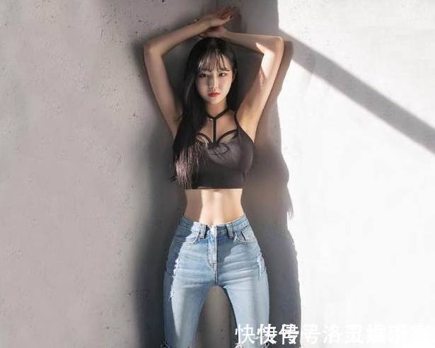 紧身牛仔裤|小姐姐穿搭时尚修身牛仔裤,凸显迷人曲线身材,女神气息十足
