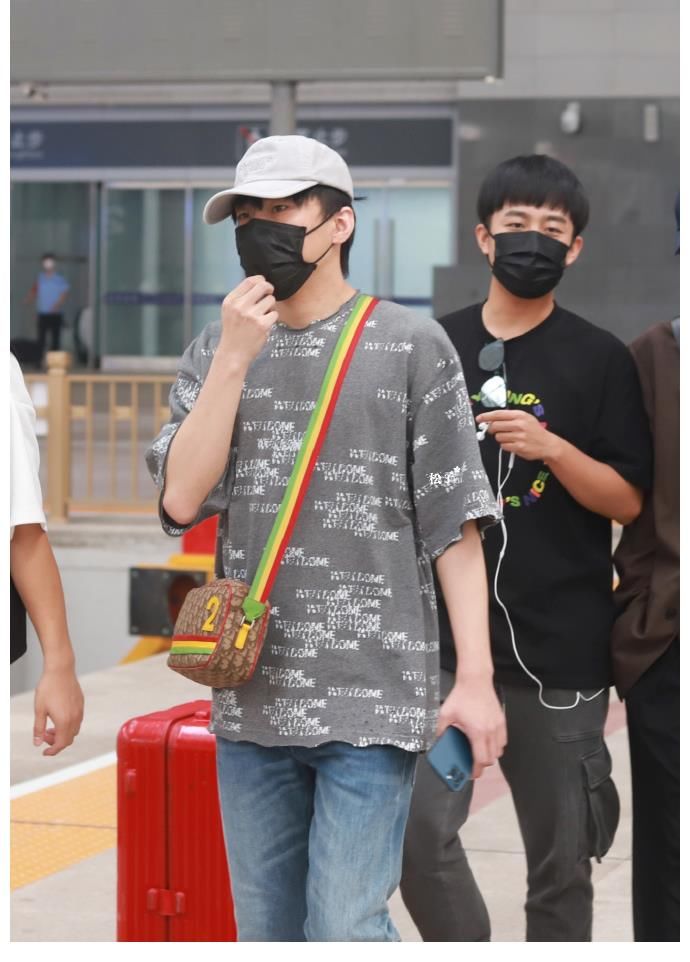 张鹤伦|《德云斗笑社》第三站录制，提醒部分粉丝：爱他们就不要去私生！