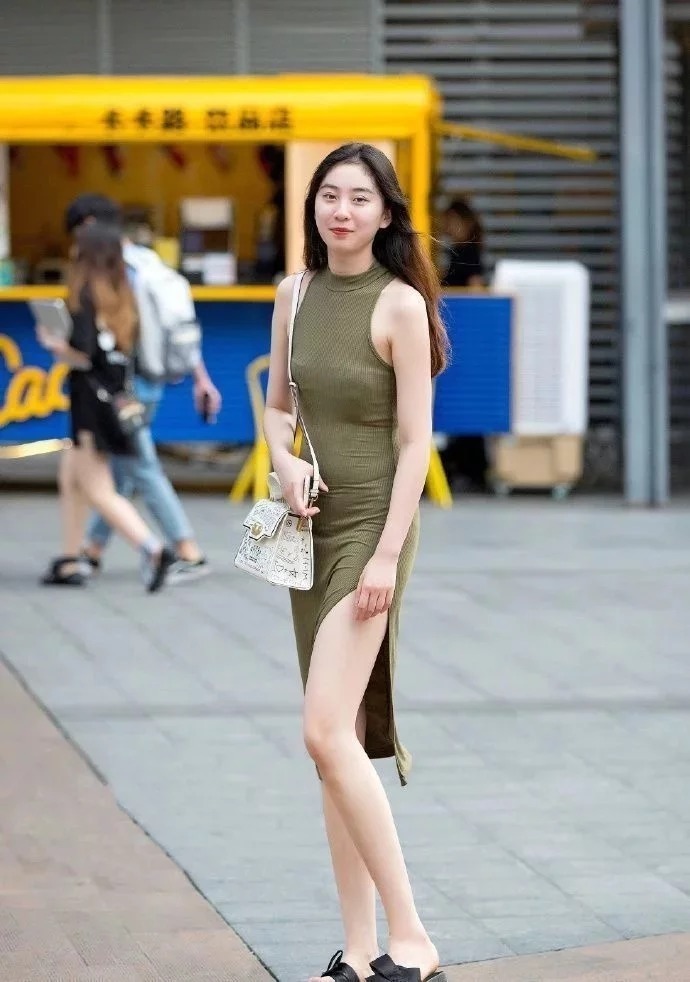 连衣|街拍:纯白色无袖连衣短裙,美女好身材秀了出来,妩媚动人