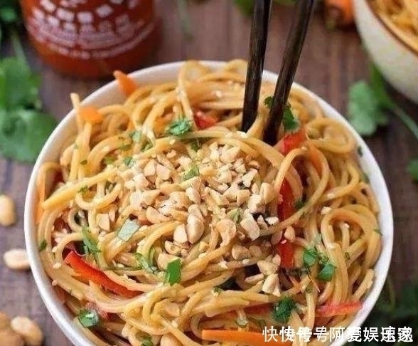 面馆|煮面条万万不可开水后才下锅，面馆大厨牢记这2点，面条更筋道