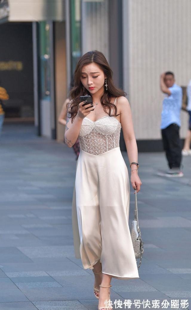 针织衫 连衣裙的时尚穿搭,又洋气上档次,时尚街头的宠儿