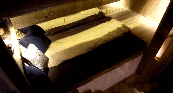 爷爷奶奶|三代6口人挤24㎡弄堂房，28岁侄子与姨妈同卧，因怕苦从不工作