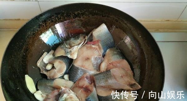 煮鱼时加上一点“它”，鱼肉不腥汤汁更香，还有很多人都不知道！