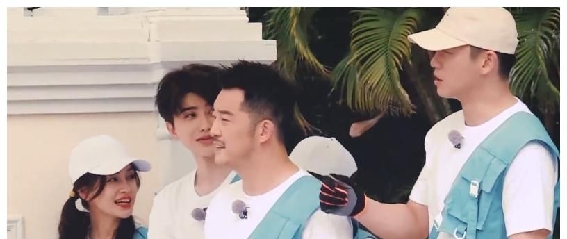 白鹿《跑男9》生圖流出，玩游戲時滿頭大汗，脫妝后暴露真顏值