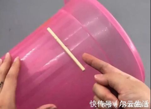 垃圾桶上放一根筷子，真是太聪明了，可惜好多人不懂，学会太棒了