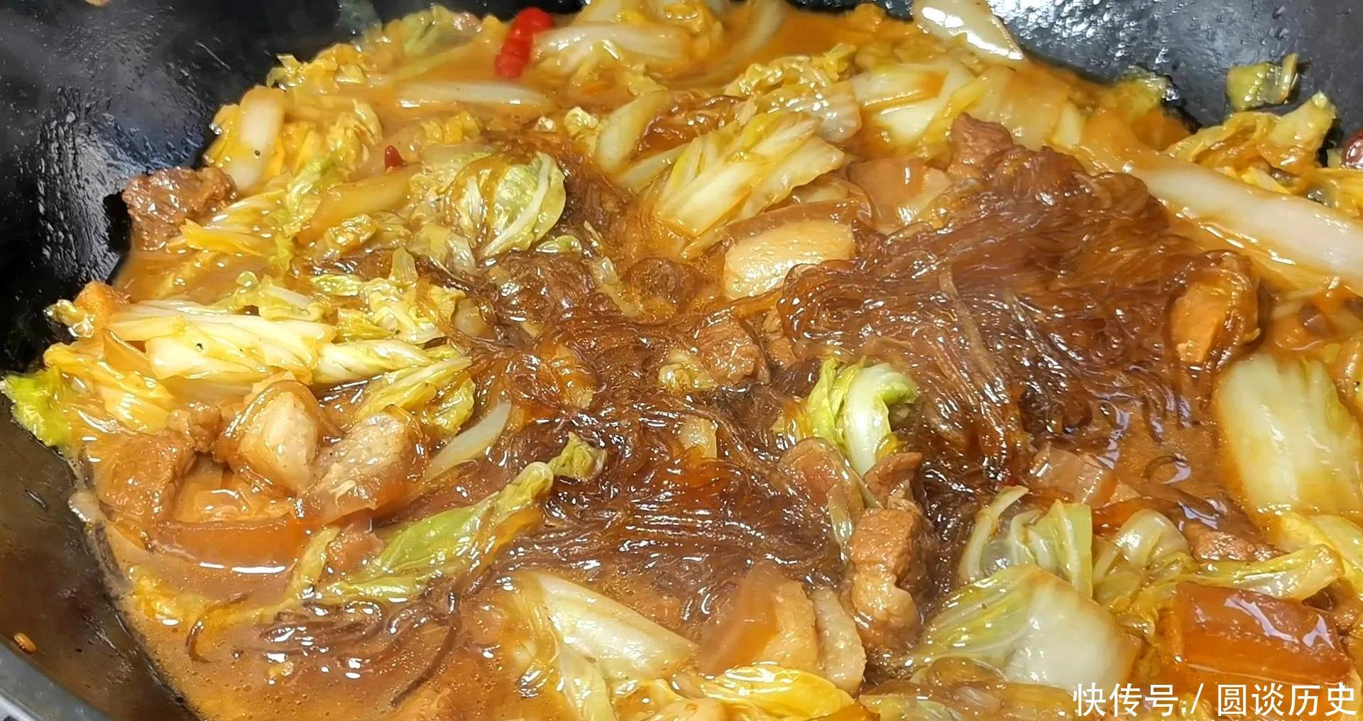 天冷就爱吃一锅猪肉白菜炖粉条,有荤有素,营养美味,特别下饭