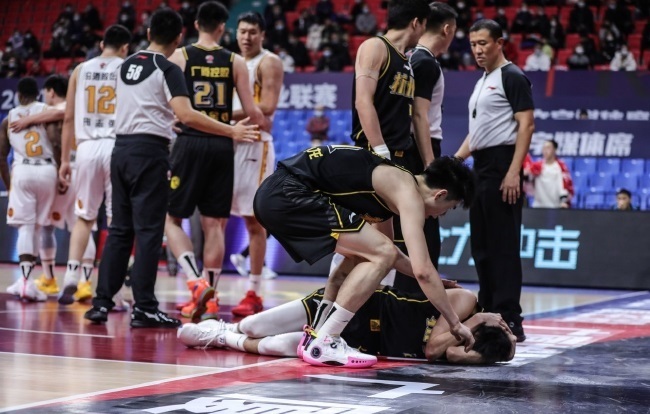 朱俊龙|CBA还了赵岩昊一个公道,费尔德肘击被禁赛2场,那裁判该怎么处罚