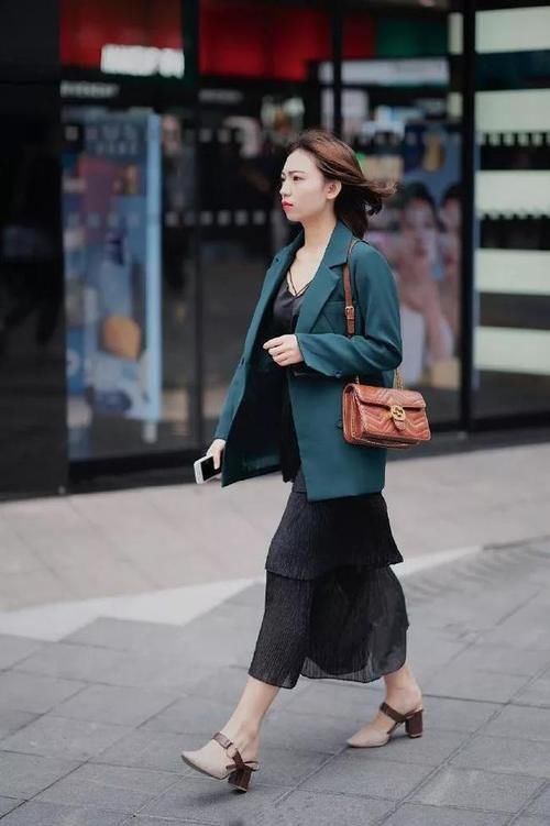 街拍美女：高跟鞋让女性变得自信，出街显得更迷人