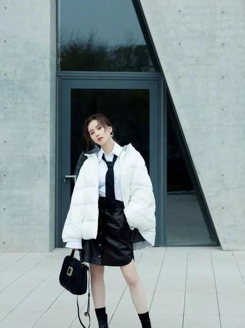 最近火了一种穿搭，叫做“羽绒服+短裙”，最适合小个子，很显高