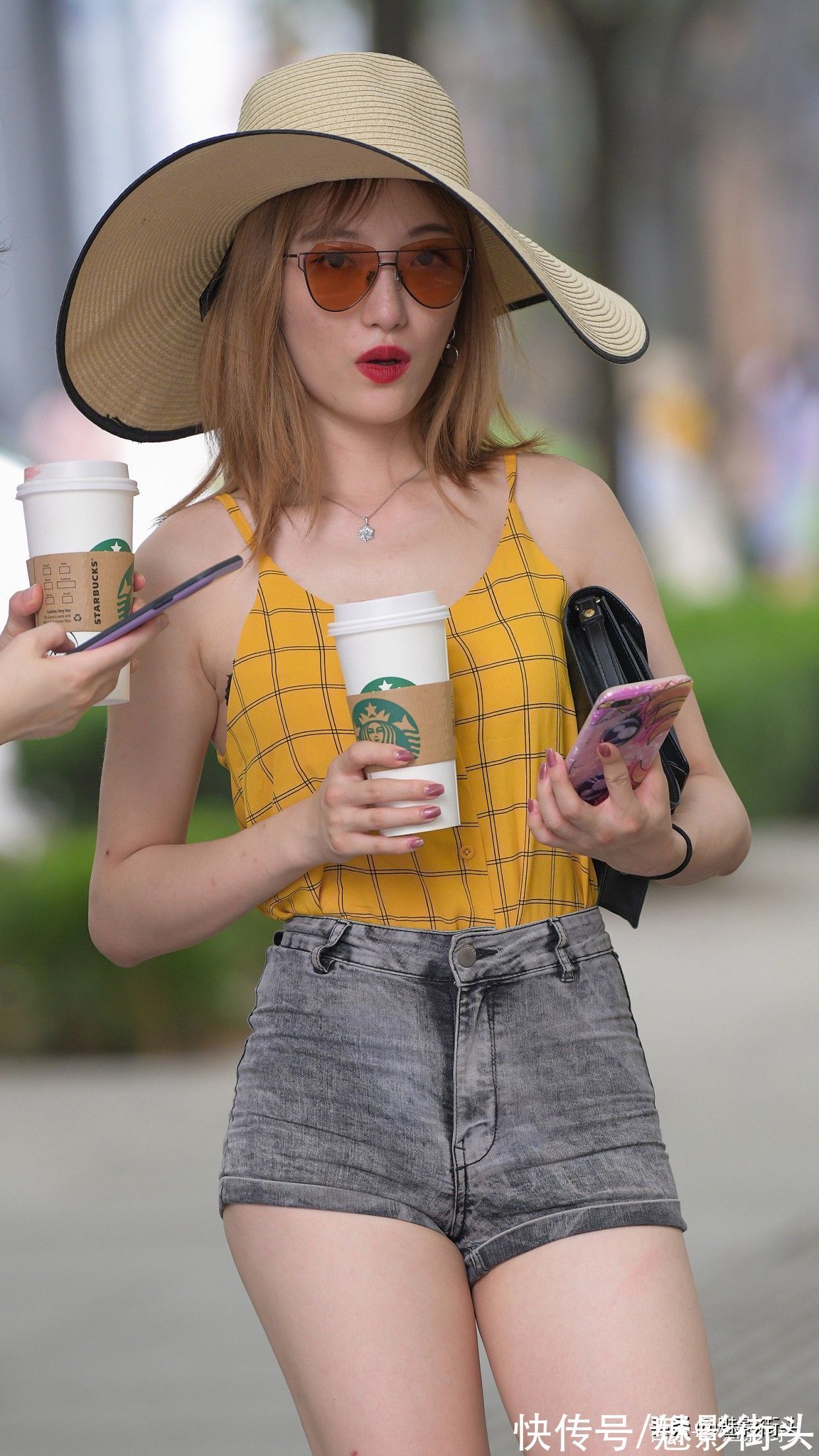 搭配 牛仔短裤怎么搭配更舒适?试试平底凉拖鞋,显腿长逛街不累