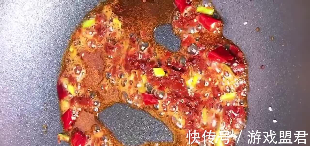 韭菜烧豆腐皮,微辣咸香软嫩适口,素菜吃着比肉还香