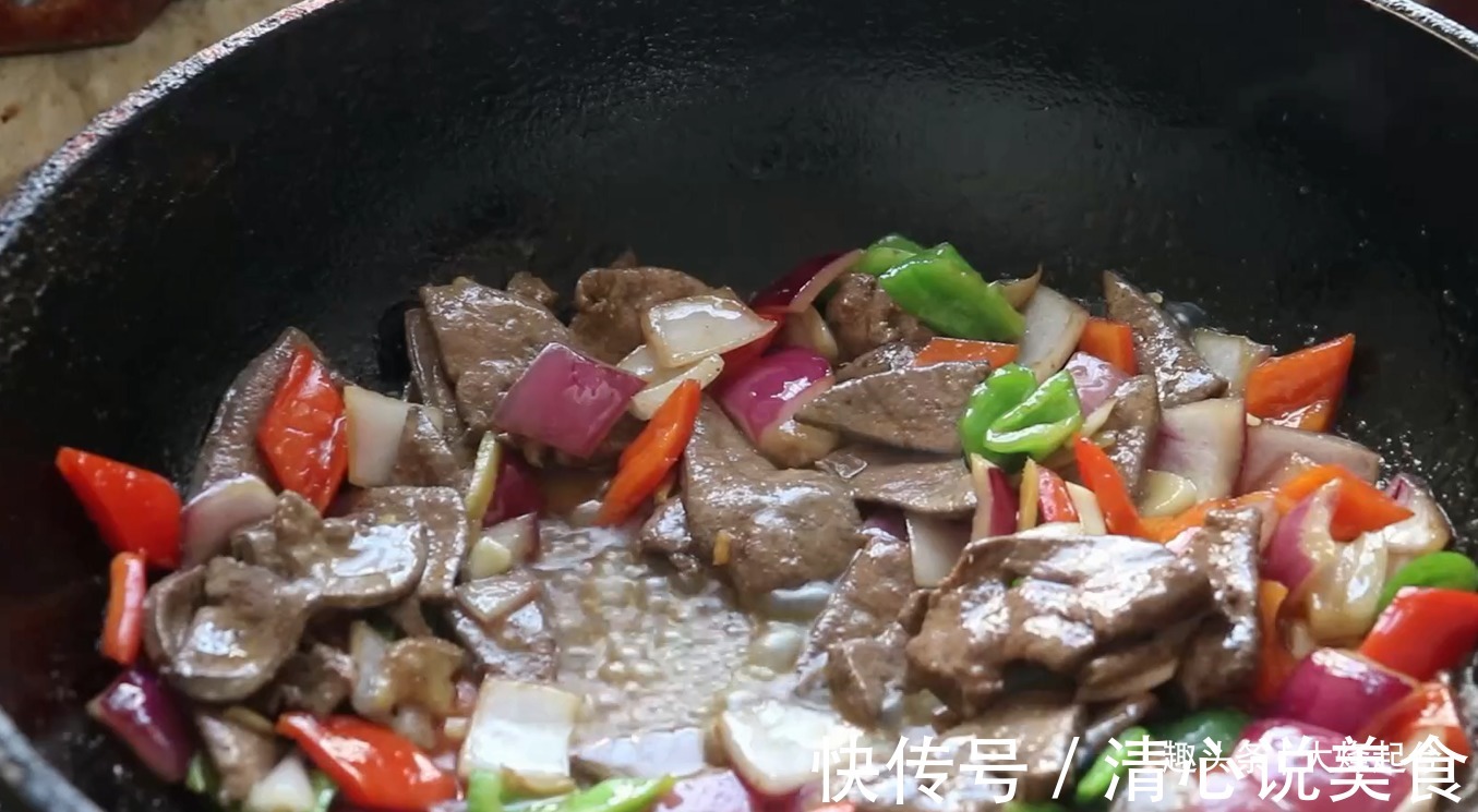 猪肝别直接下锅炒，大厨教你正确做法，鲜嫩不老也不腥