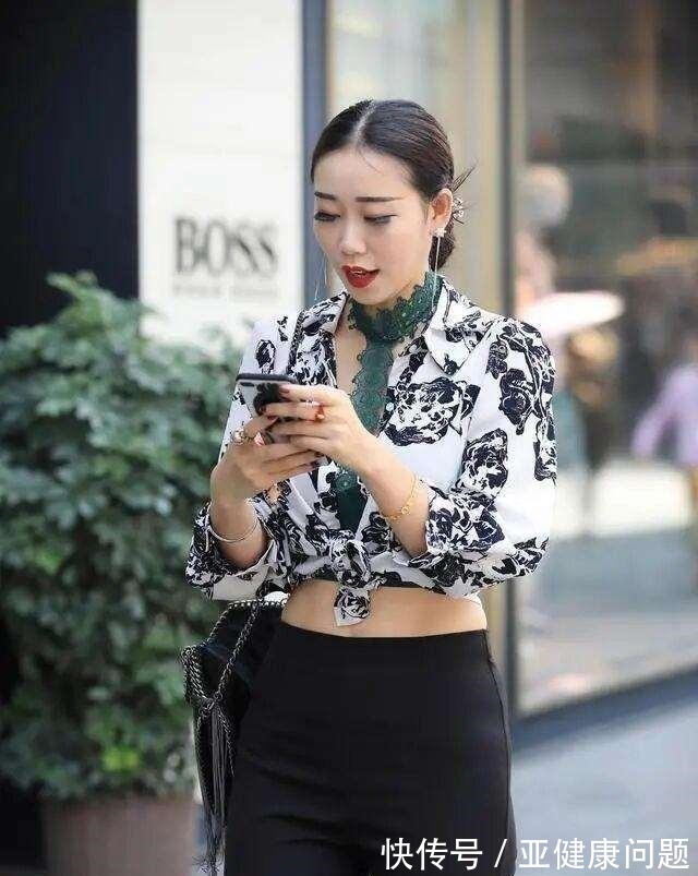 上衣 白色交叉上衣搭配灰色打底裤,舒服又个性,适合走休闲路线的女生!