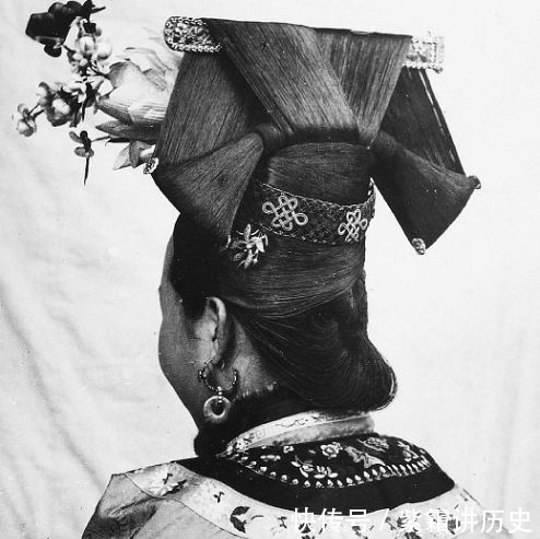 老照片|清朝罕见老照片:蒙古人头饰似牛角,最后一张撑伞的女子美极了!