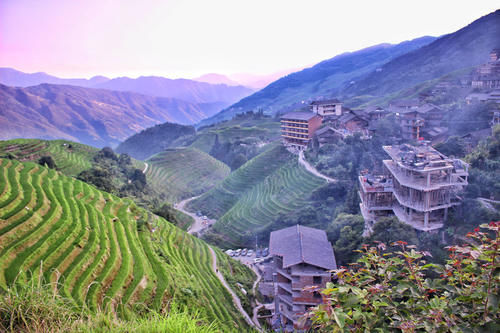 同居|广西深山梯田，风景秀丽登山难，七十岁老奶奶帮游客搬行李赚40元