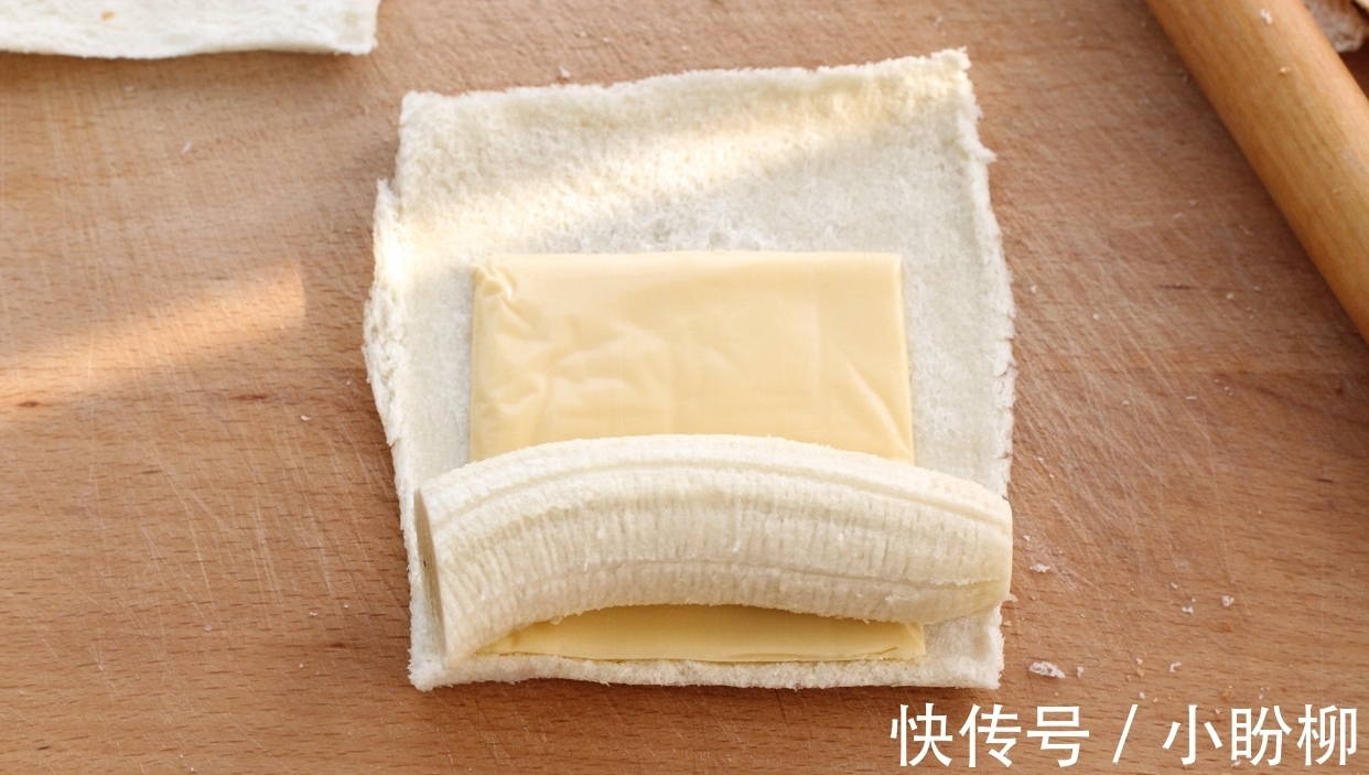 辛墨墨|剩吐司别丢掉，做成快手营养早餐，五分钟就上桌，咬一口还爆浆！