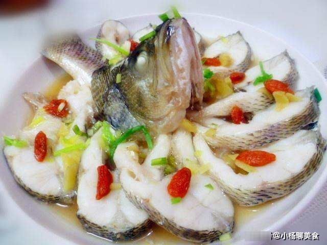 蒸鲈鱼时,怎样保持原汁原味呢?来学学这道菜吧!