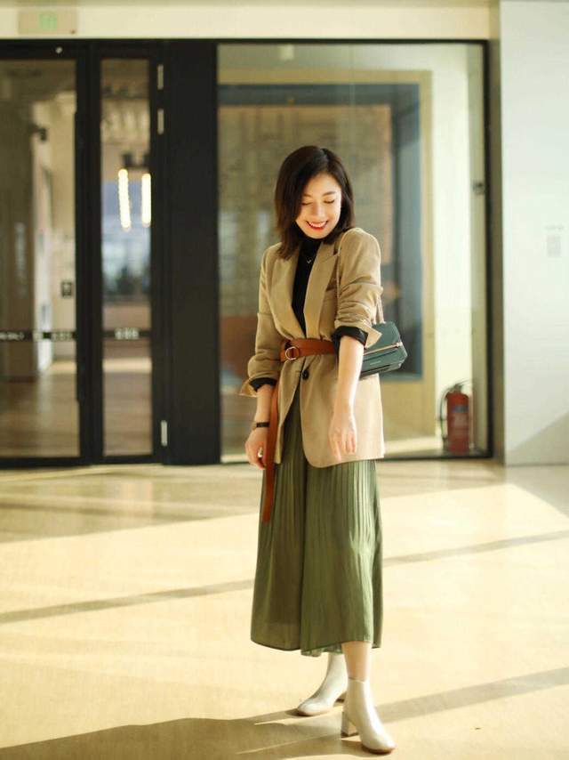 针织衫|25、35岁的韩系穿搭技巧分享,针织衫搭配百褶裙,精致高级又优雅