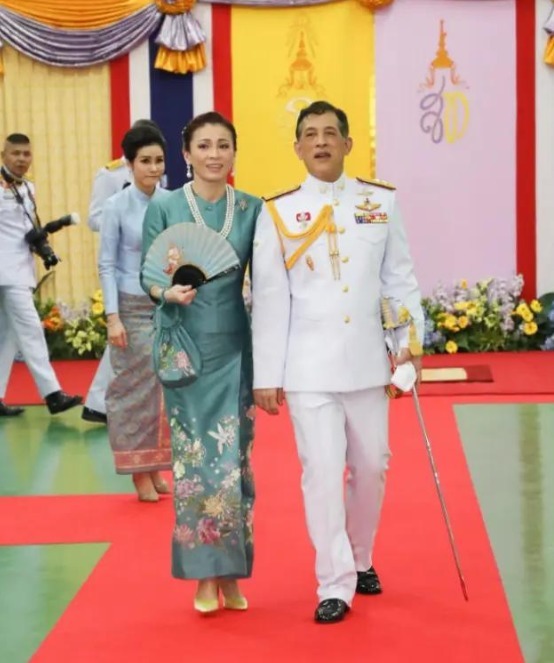 蓝色|诗妮娜也节俭, 同一件清爽蓝上衣多次穿, 换条半身裙依然美得闪耀