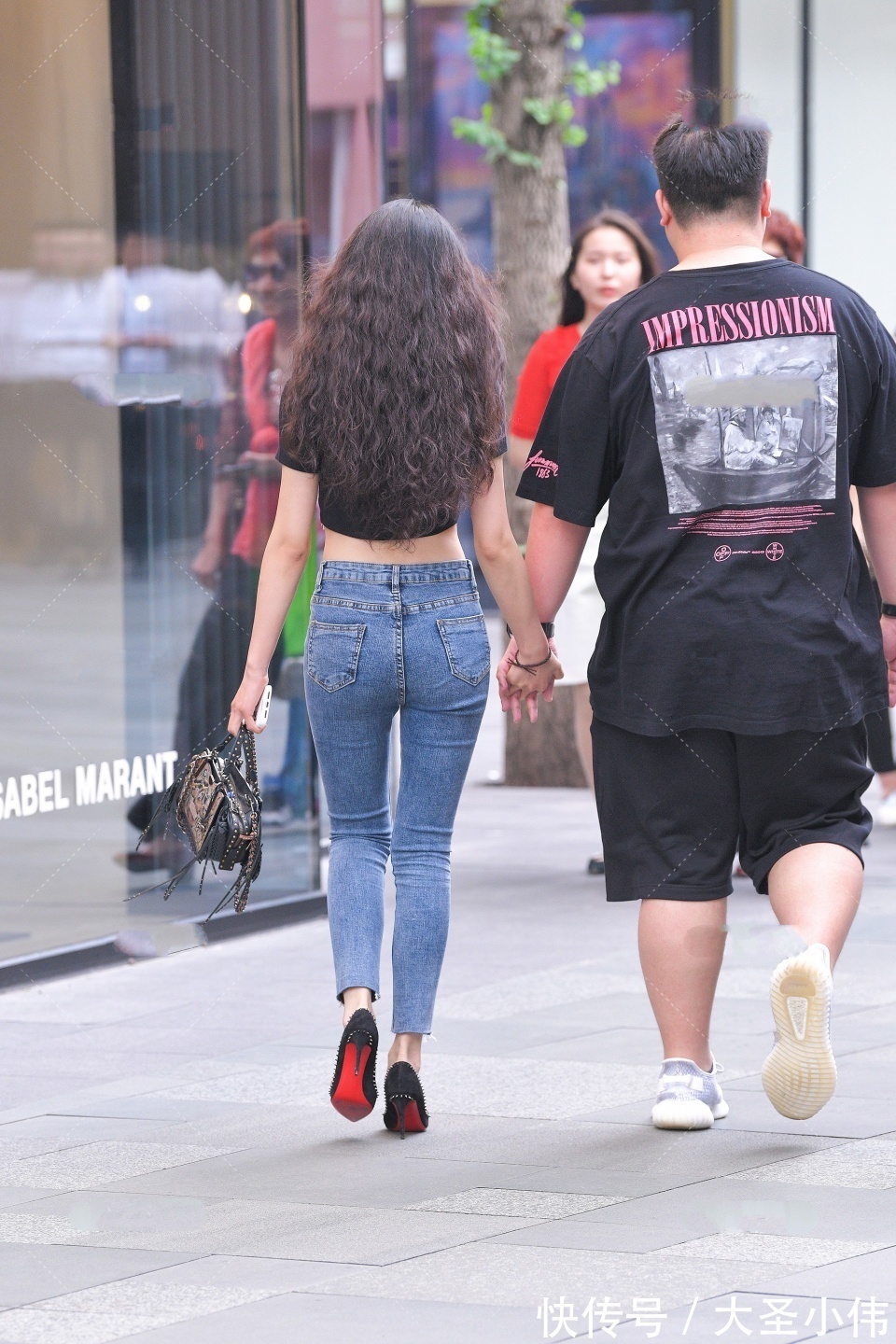 甜酷风|美女街拍：玲珑精美的穿搭，仙气满满，增加一丝少女感，谁做她男朋友要珍惜