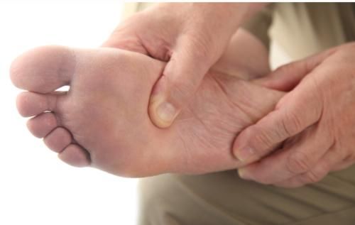 水温|“艾草泡脚”可以活血化瘀,一周泡几次为宜?哪些人不适合泡脚?