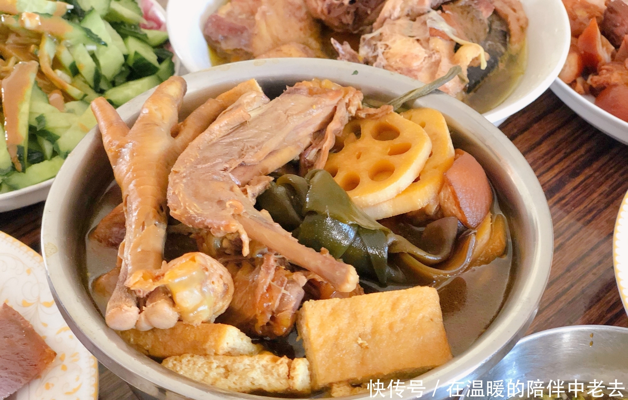 山东人这样吃年夜饭,一家7口,7道荤菜,5道素菜,寓意好有年味