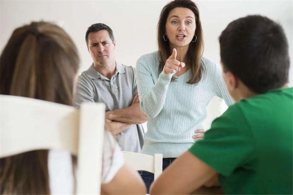 对孩子|目瞪狗呆！美国男孩将妹妹放进烤箱，面对熊孩子，家长要这么管教