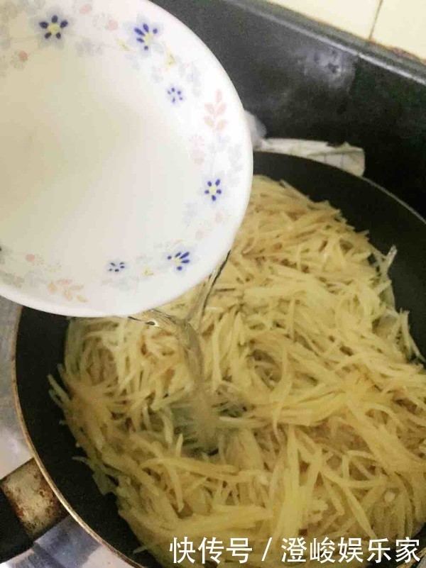 炒土豆丝,有人焯水有人直接炒全错了,这才是土豆丝正确的做法