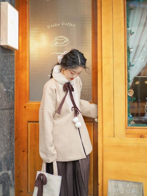 有种汉服叫“冬天第一杯奶茶”，不仅简约大方，还很日常