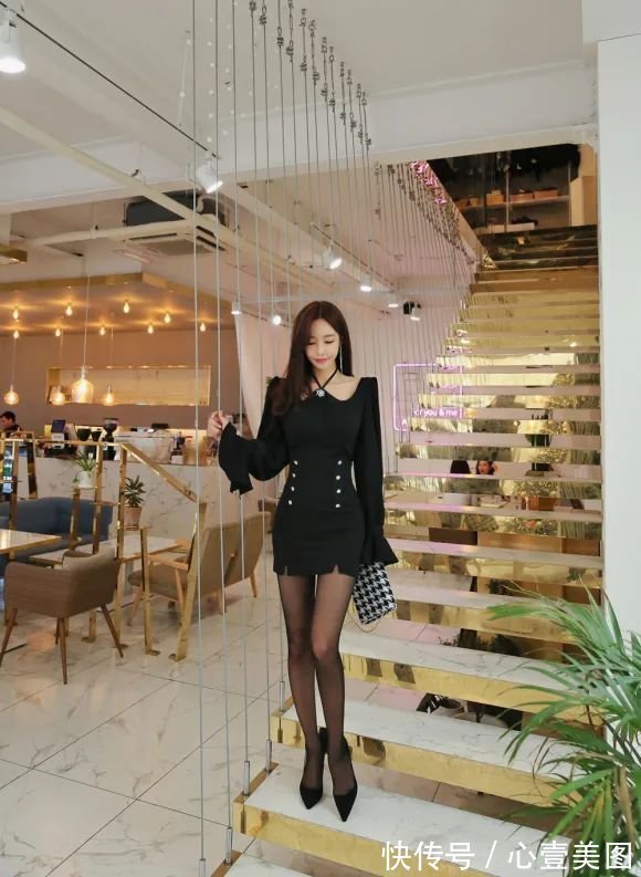 女神|女神孙允珠高清时尚搭配:亚眠哥特珍珠玫瑰吊肩蝶袖裙