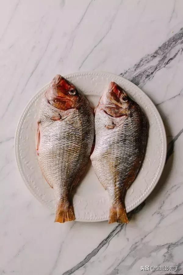 洗衣服时加点这个，连搓一下都不用，衣服立刻干净如新